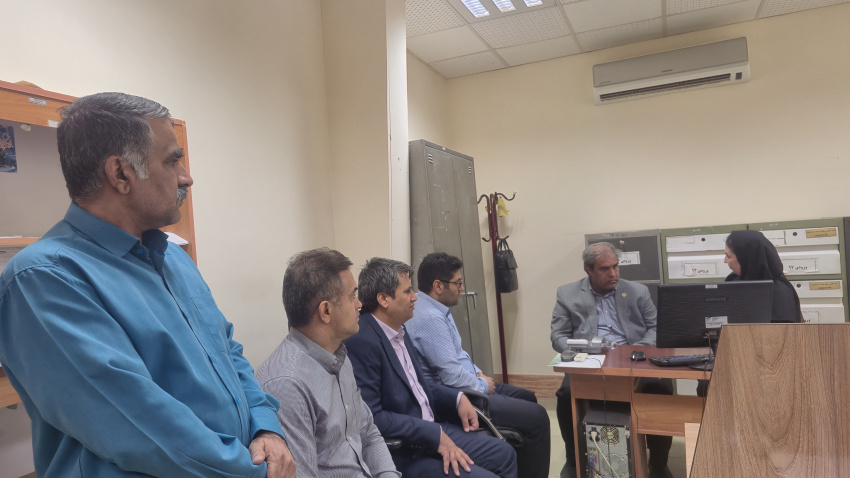 حضور ریاست محترم دانشگاه آقای دکتر رکوعی و مدیر محترم برنامه، بودجه و تحول اداری آقای دکتر صالحی سربیژن در اداره وام رفاه دانشجویی معاونت دانشجویی به منظور بررسی روند پرداخت وام های دانشجویی