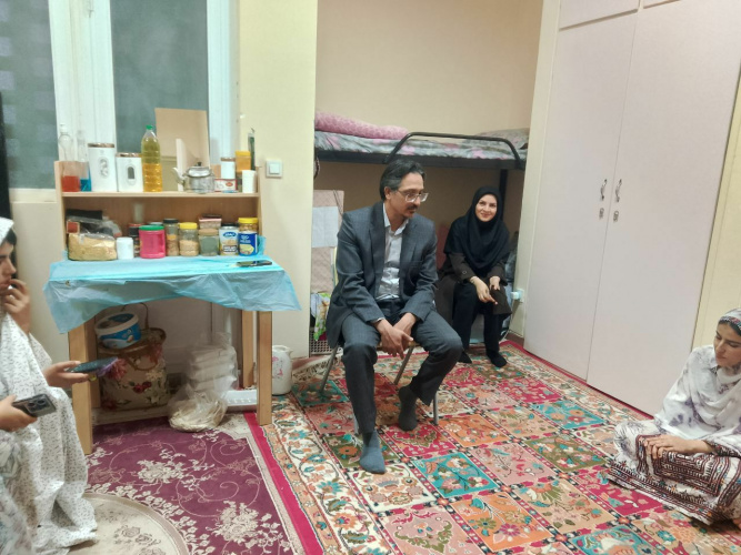 بازدید صمیمانه معاون محترم آموزشی و تحصیلات تکمیلی آقای دکتر شهریاری بهمراه ریس محترم اداره مشاوره خانم دکتر شهریاری، از خوابگاه فاطمیه ۳ پاسخ به سوالات و رفع  ابهامات آموزشی