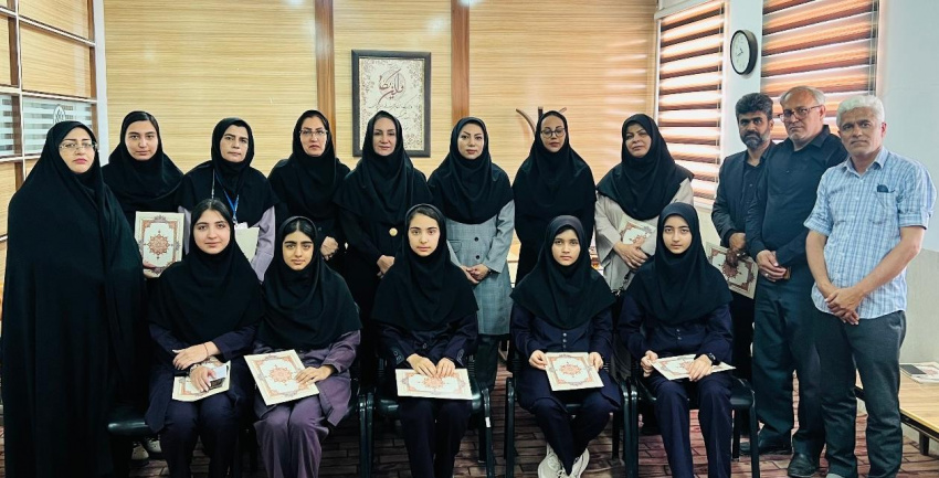 تجلیل از دانش آموزان دخترانه متوسطه اول که موفق به کسب رتبه‌های ارزشمند دردوازدهمین دوره جشنواره نوجوان خوارزمی