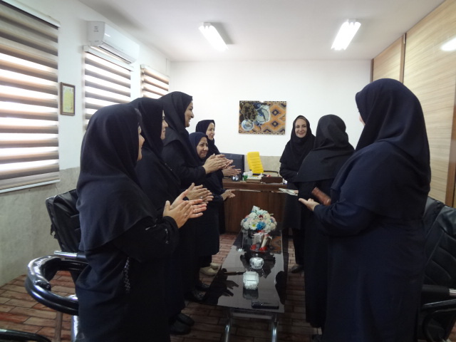 تجلیل از مدیر دبیرستان دخترانه(متوسطه دوم) به پاس کسب رتبه برتر میانگین امتحانات نهایی