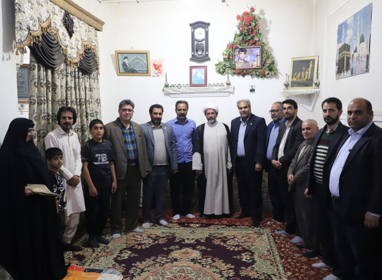 گزارش تصویری دیدار صمیمانه ریاست دانشگاه و هیات همراه با خانواده شهید والامقام عیسی پودینه به مناسبت دهه فجر