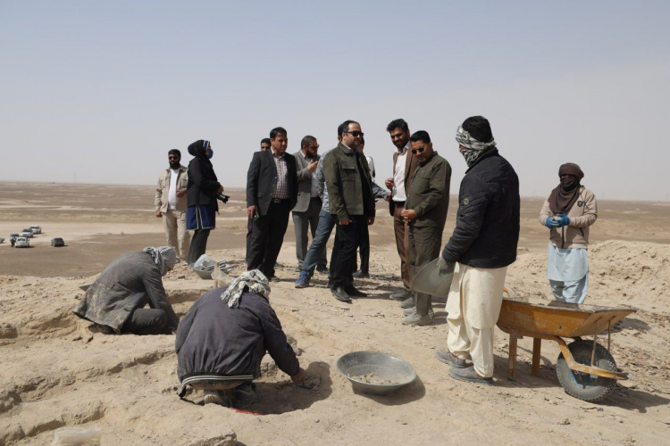 بازدید مدیر کل میراث فرهنگی، گردشگری و صنایع دستی سیستان و بلوچستان و معاون حقوق عامه دادستانی زاهدان و جمعی از خبرنگاران حوزه زاهدان و سیستان از سایت آموزش باستان شناسی دانشگاه زابل در تپه پیرزال