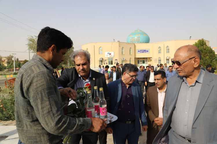 آیین غباروبی و عطرافشانی مزار شهدای گمنام دانشگاه زابل به مناسبت گرامیداشت هفته دفاع مقدس