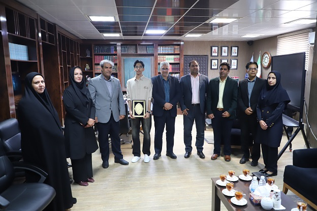 تجلیل از دانش‌آموز دبیرستان دانشگاه زابل با رتبه ۳۰ کنکور سراسری